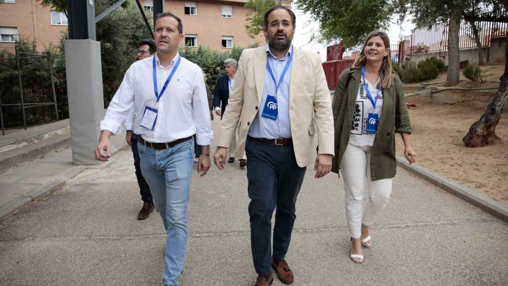 El presidente del PP en Castilla-La Mancha, Paco Núñez (centro) acude a votar junto al alcalde de Toledo Carlos Velázquez y a la secretaria regional del partido, Carolina Agudo.