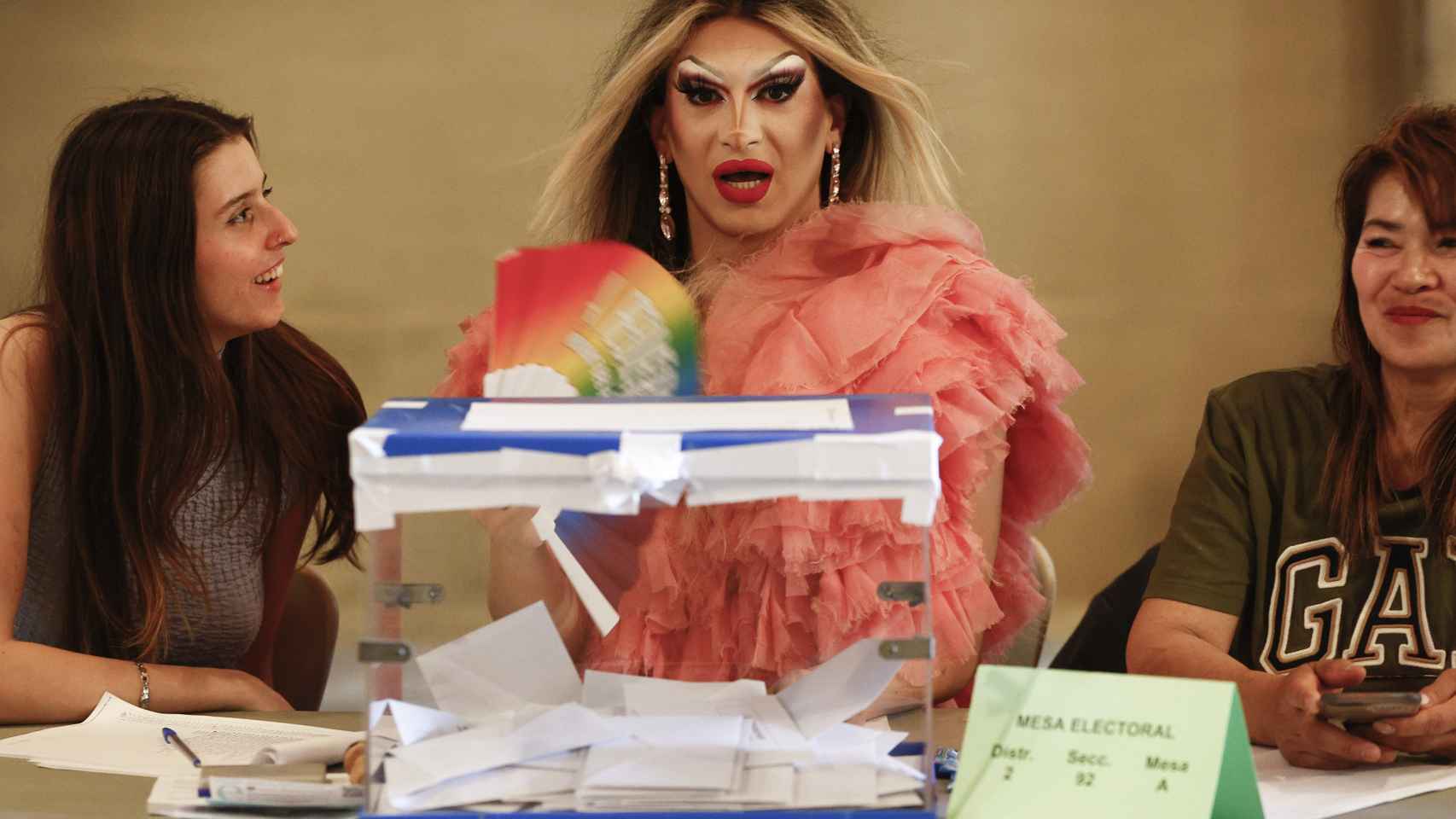 Una drag queen preside una mesa electoral.