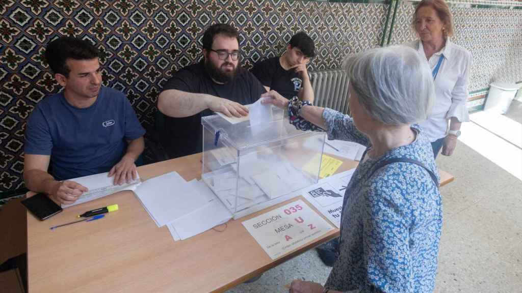 Una mujer deposita el voto, este domingo, en el colegio de Nuestra Señora del Buen Consejo de Madrid.