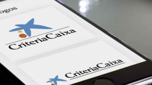 Logo de CriteriaCaixa en la pantalla de un teléfono móvil.