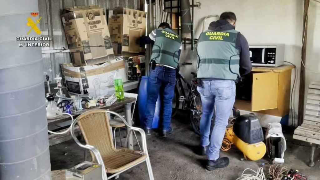 Dos agentes de la Guardia Civil en el marco de la 'Operación SIVA'.