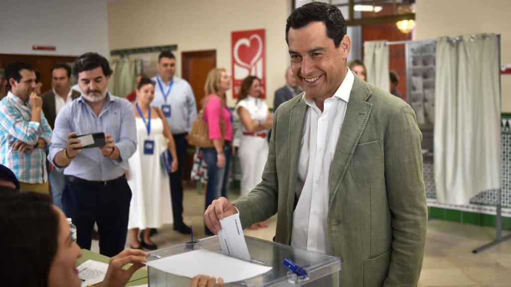 Juanma Moreno, presidente del PP en Andalucía y presidente de la Junta de Andalucía, este domingo, en el momento que ha votado.