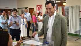 Juanma Moreno, presidente del PP en Andalucía y presidente de la Junta de Andalucía, este domingo, en el momento que ha votado.