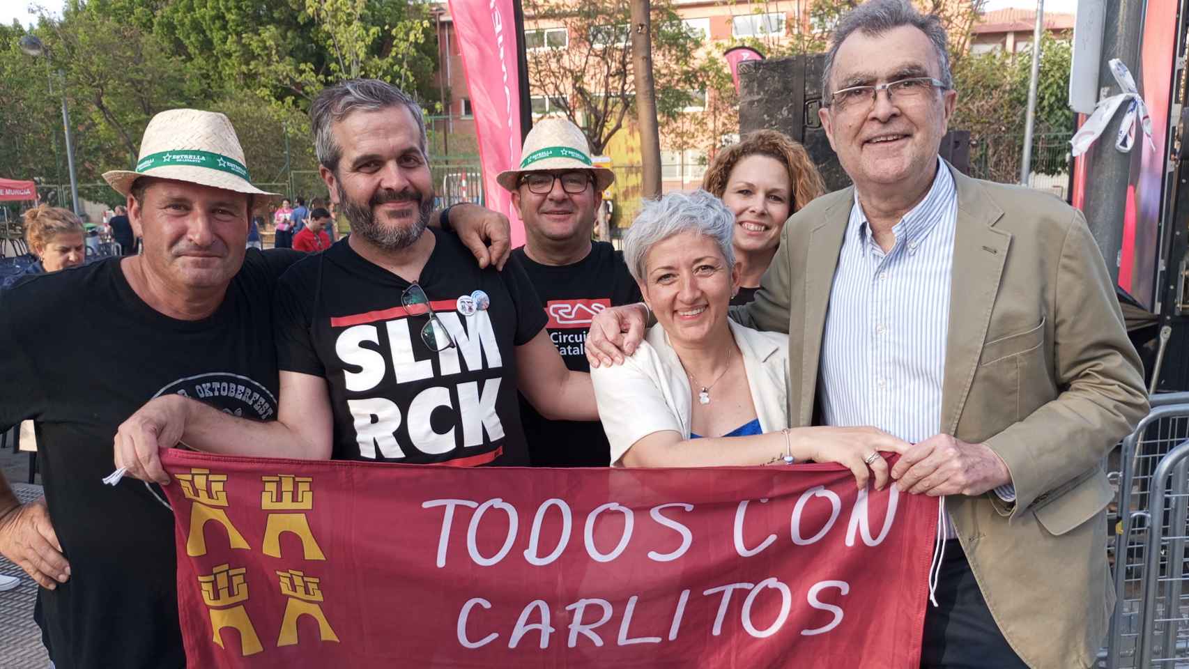 Antonio Salmerón (2i), el alcalde de Murcia, José Ballesta (1d), junto a la alcaldesa pedánea de El Palmar, Verónica Sánchez, este domingo, celebrando la victoria de Carlos Alcaraz en Roland Garros.