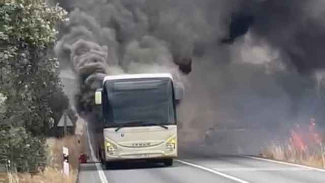 Imagen del autobús en llamas en la carretera de Castilblanco.