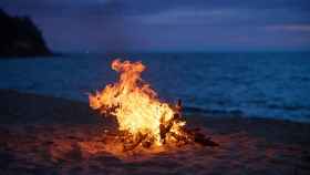 Imagen de una hoguera en la playa