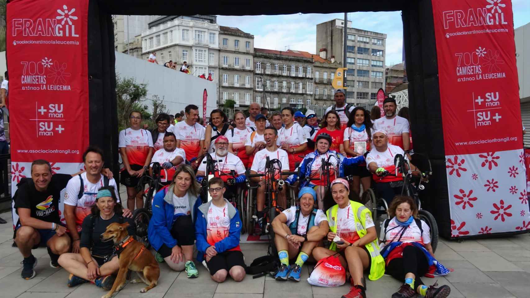 Participantes en la marcha solidaria contra la leucemia en Vigo