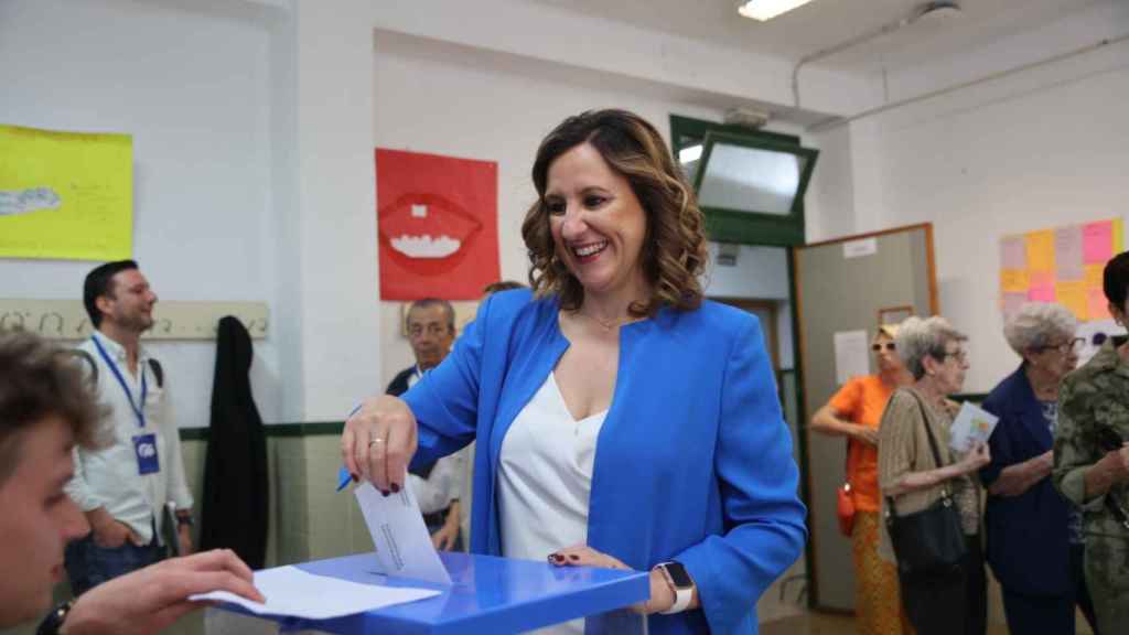 María José Catalá ejerce su derecho a votar.