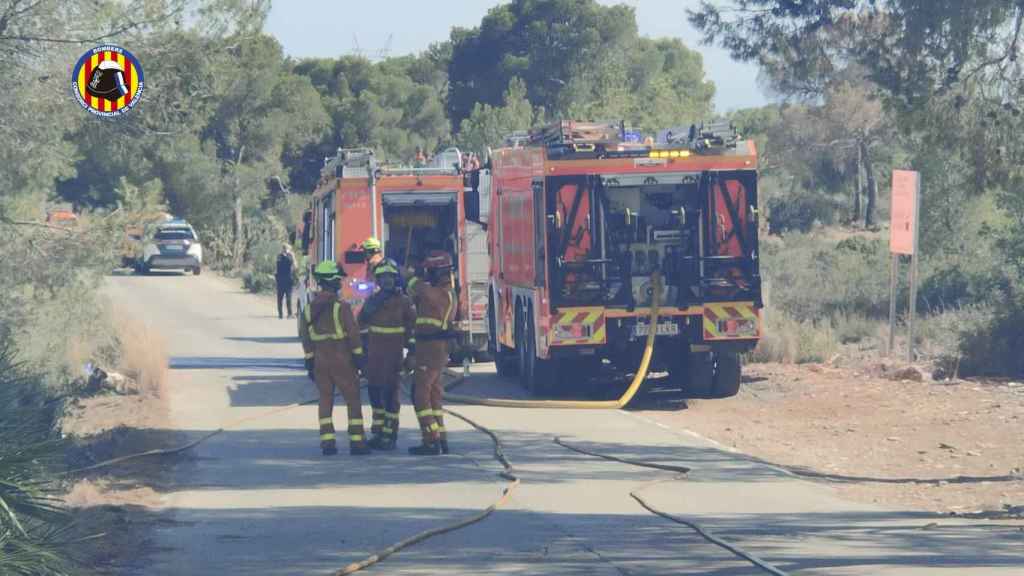 Movilizados 13 medios aéreos en dos incendios forestales en Llíria y Moixent