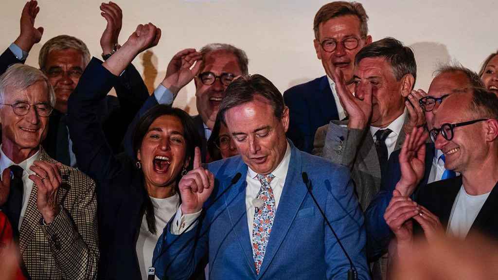 Bart De Wever, líder del partido nacionalista flamenco N-VA, celebra los resultados de las elecciones.