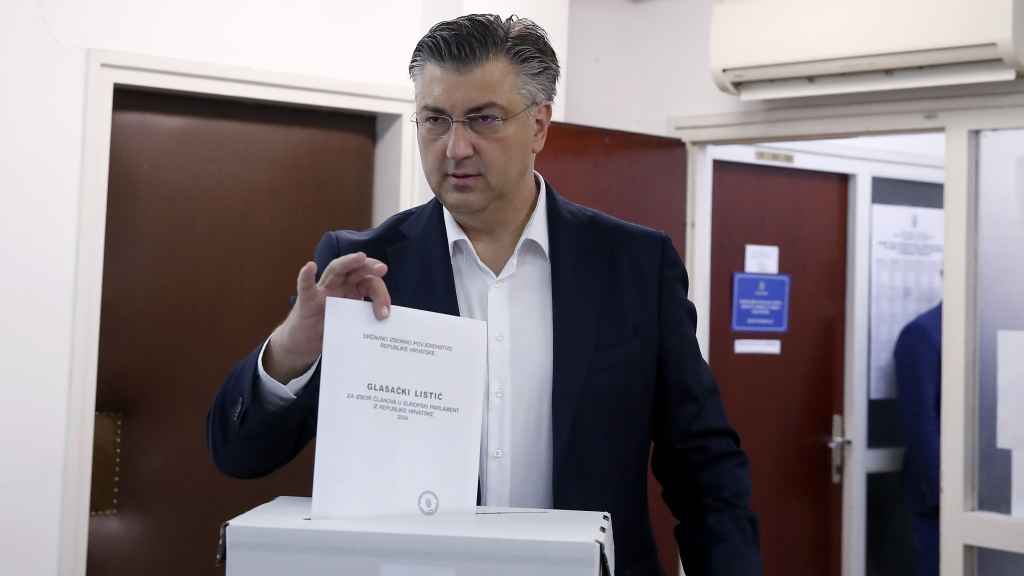 El primer ministro croata, Andrej Plenkovic, deposita su voto en la urna, el domingo en Zagreb.