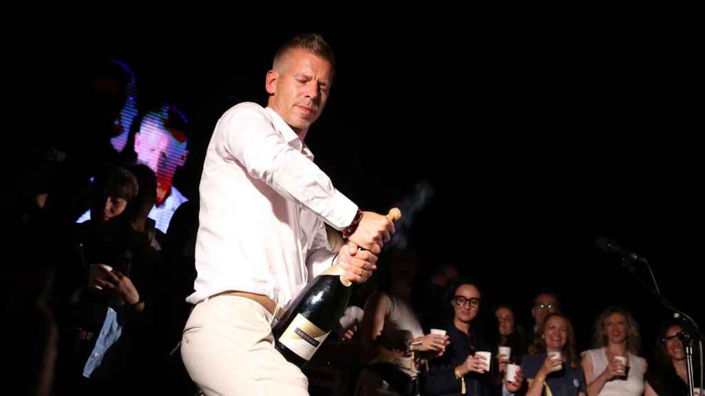 Péter Magyar, exmiembro del gobierno y líder del partido Tisza, descorcha una botella de champán en Budapest.