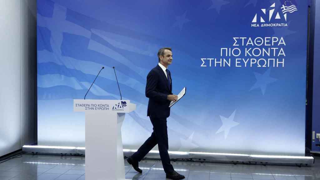 Kyriakos Mitsotakis abandona el estrado tras analizar los primeros resultados de las elecciones.