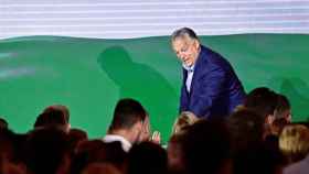 El primer ministro húngaro, Viktor Orbán, saluda tras los resultados de las elecciones europeas.
