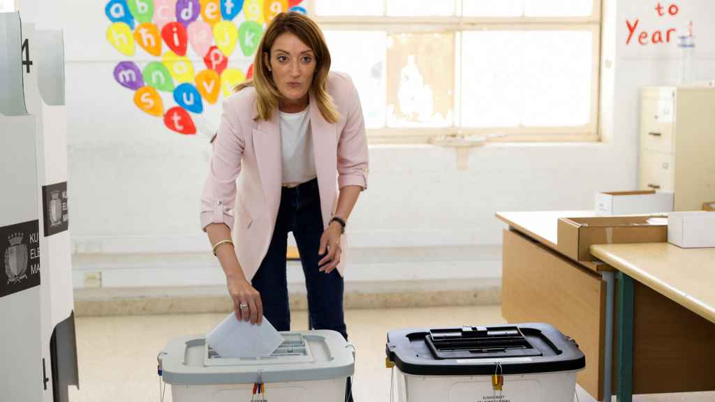 La Presidenta del Parlamento Europeo, Roberta Metsola, vota para las elecciones de la UE en Sliema (Malta).