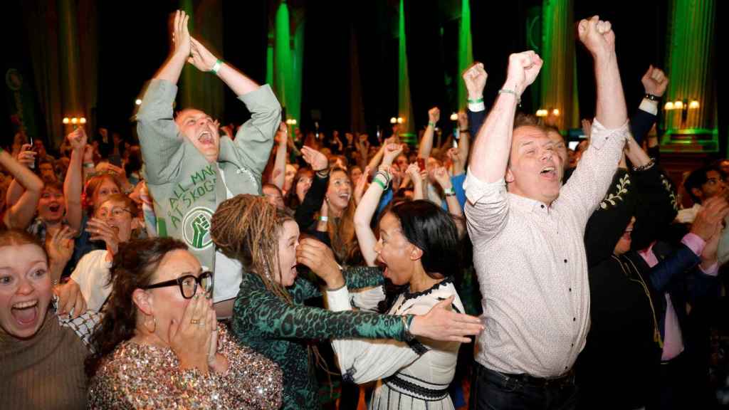 La secretaria del Partido Verde, Katrin Wissing, celebra los resultados con compañeras de partido en Estocolmo.