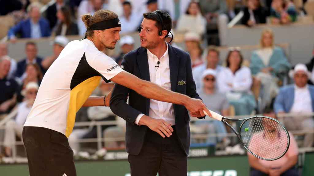 Alexander Zverev protesta al juez de silla en la final de Roland Garros