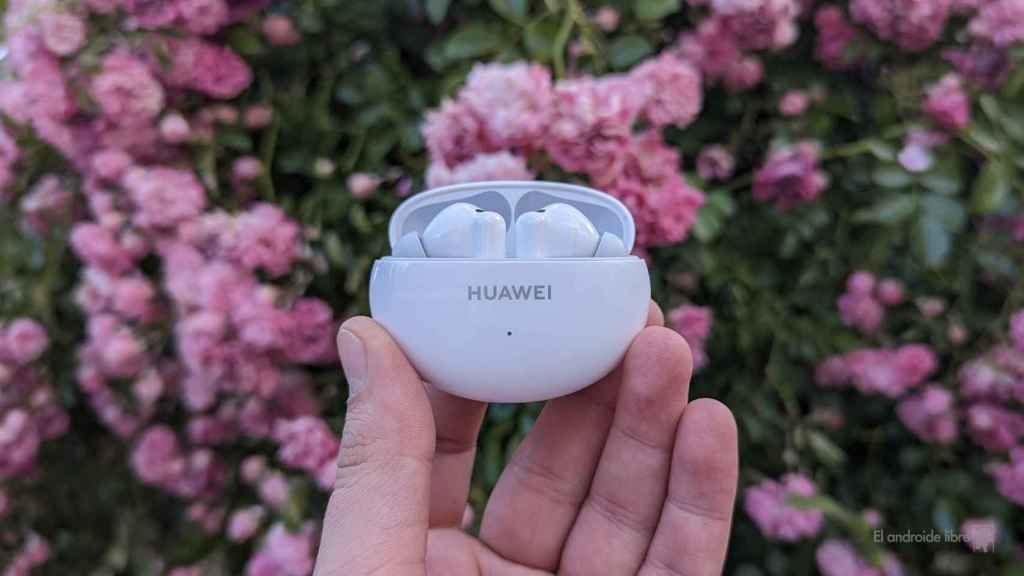 Huawei Freebuds 6i con la caja abierta