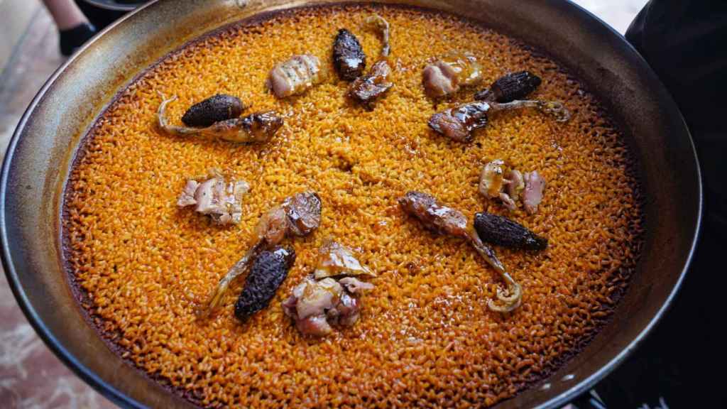 Arroz de cordorniz de maíz reposada y colmenillas rellenas de sus menudillos.