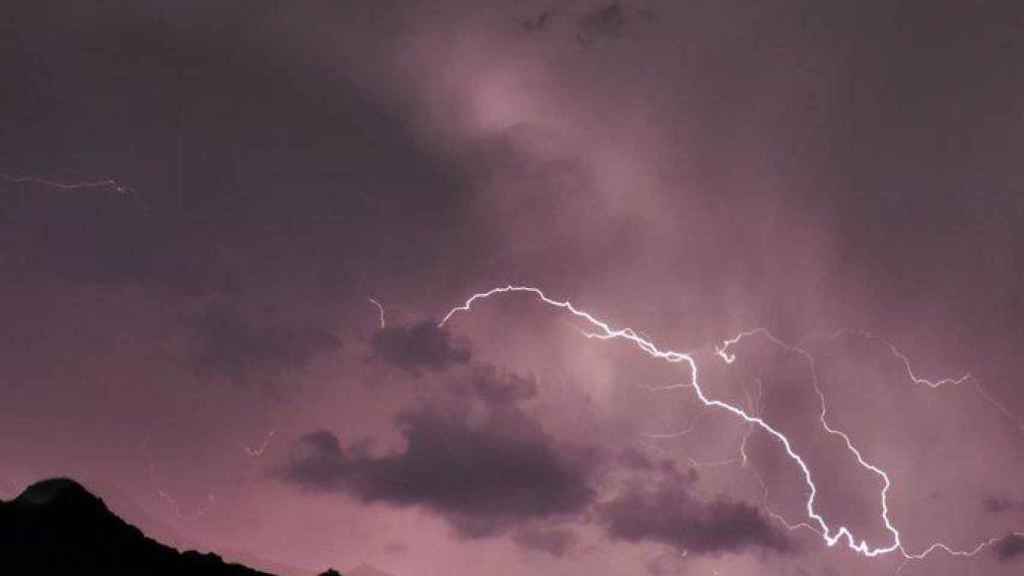 Varios relámpagos fotografiados durante una tormenta.