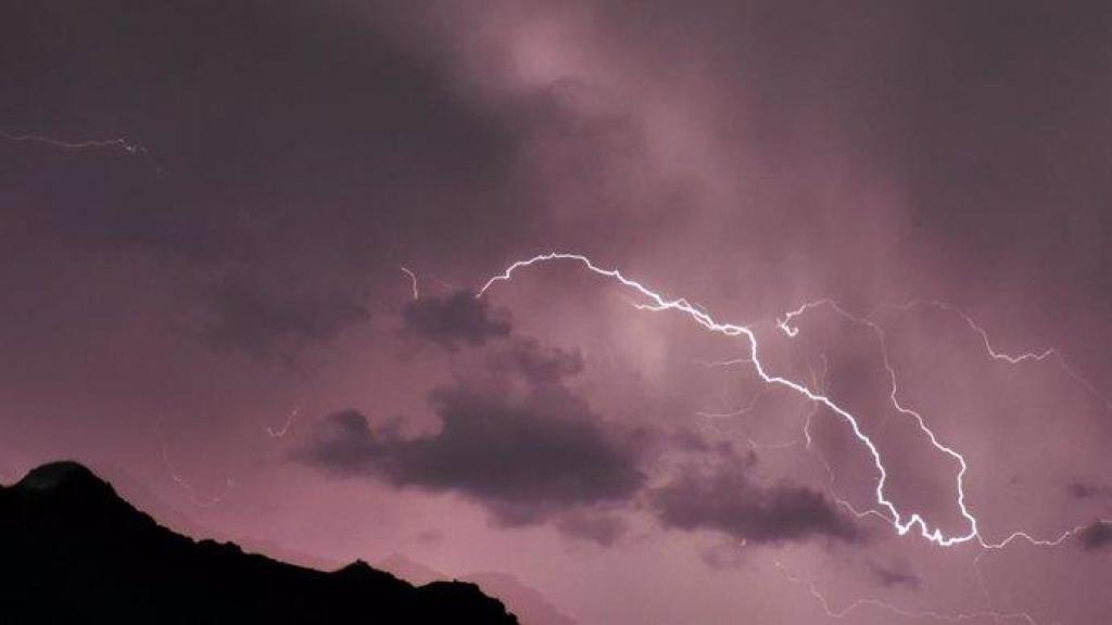 Varios relámpagos fotografiados durante una tormenta.