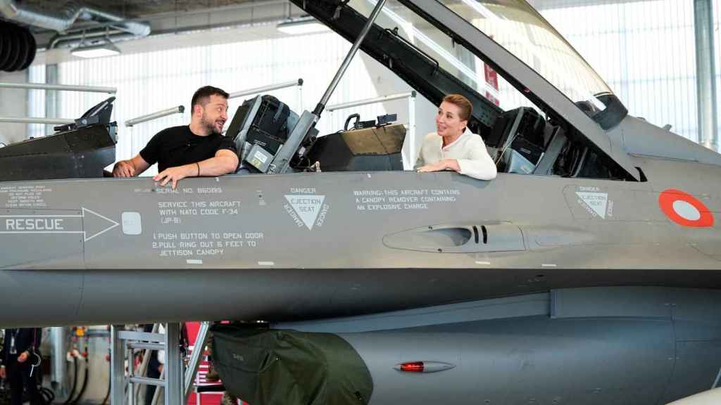 Zelenski compartiendo carlinga de F-16 con su homóloga neerlandesa Mette Frederiksen