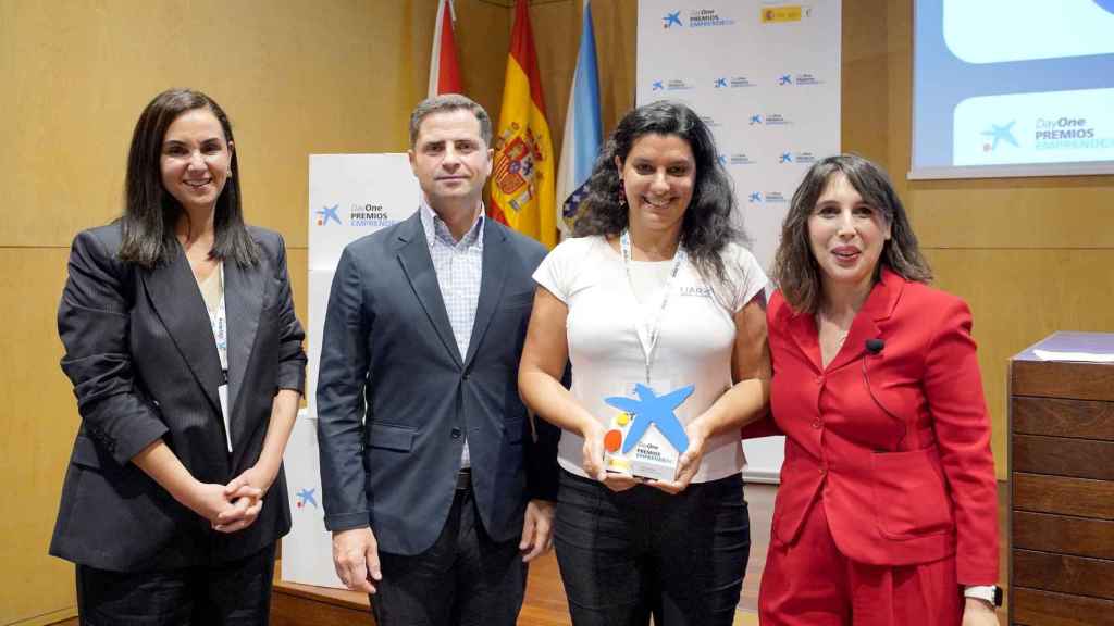 Yanina Hallak recoge el premio EmprendeXXI Galicia.