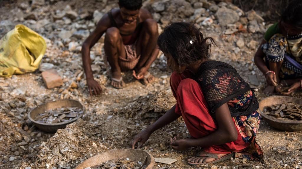 Menor recogiendo este mineral preciado para la industria cosmética en India.