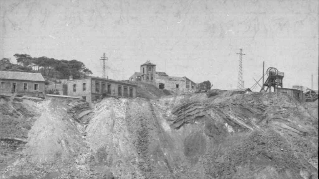 Una imagen de los años 70 del Cabezo Rajao. A la derecha, se ven las ruedas del castillete (ascensor) de la mina en la que trabajó Antonio Salcedo.