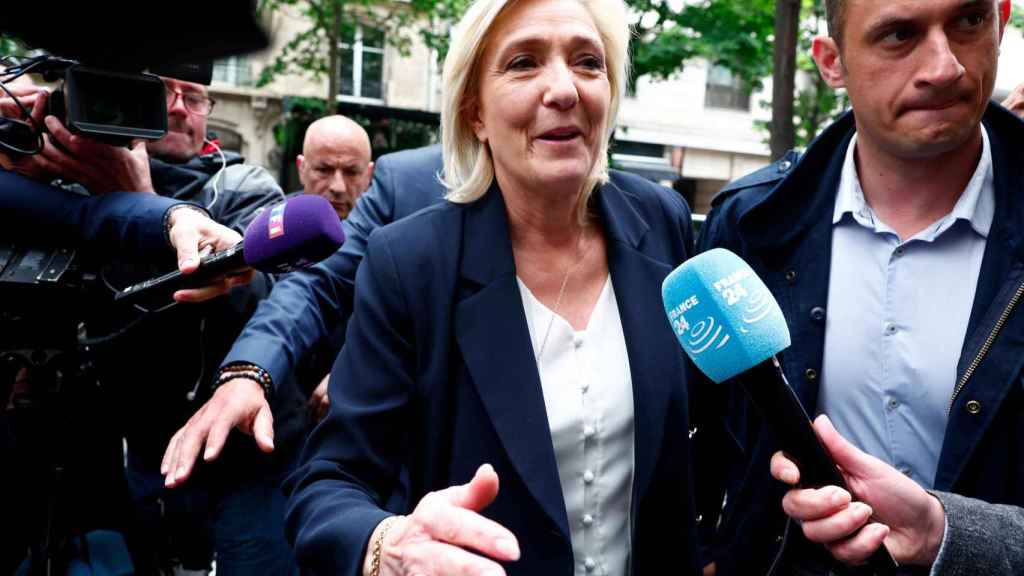Marine Le Pen, rodeada de periodistas a su llegada este lunes a la sede de Agrupación Nacional en París