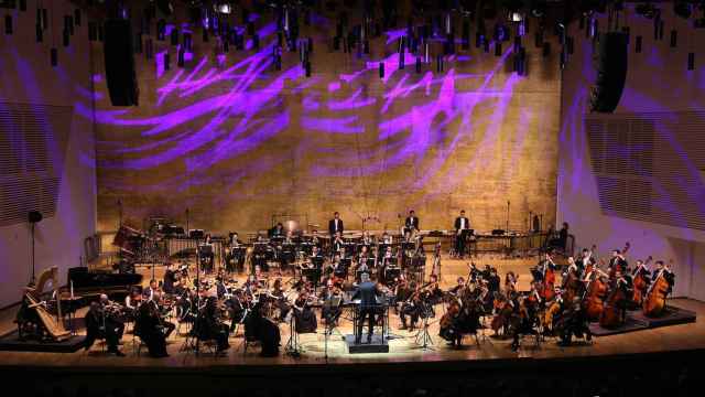 La orquesta ADDA Simfònica dirigida por Josep Vicent, en uno de sus conciertos.
