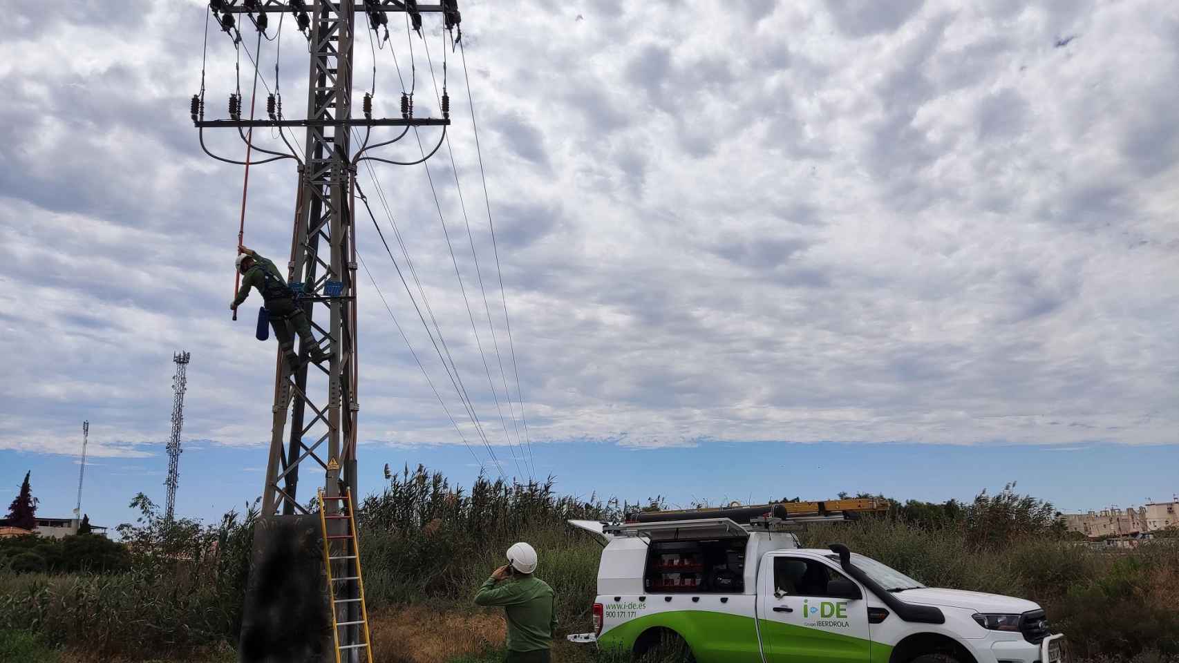 Operarios de i-DE durante trabajos de reposición de suministro