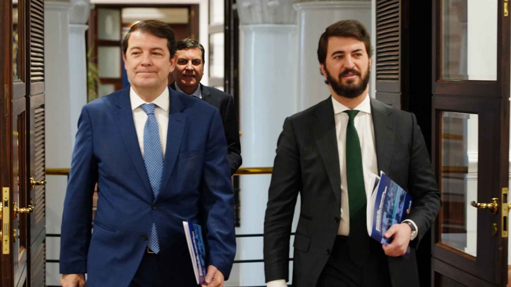 El presidente de la Junta, Alfonso Fernández Mañueco, y el vicepresidente, Juan García-Gallardo, durante la presentación de los presupuestos de 2024