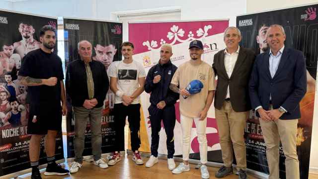 El concejal de Deportes del Ayuntamiento de León, Vicente Canuria, y el boxeador Antonio Barrul junto a otros profesionales y autoridades en la presentación de la velada de boxeo 'Noche de las estrellas'