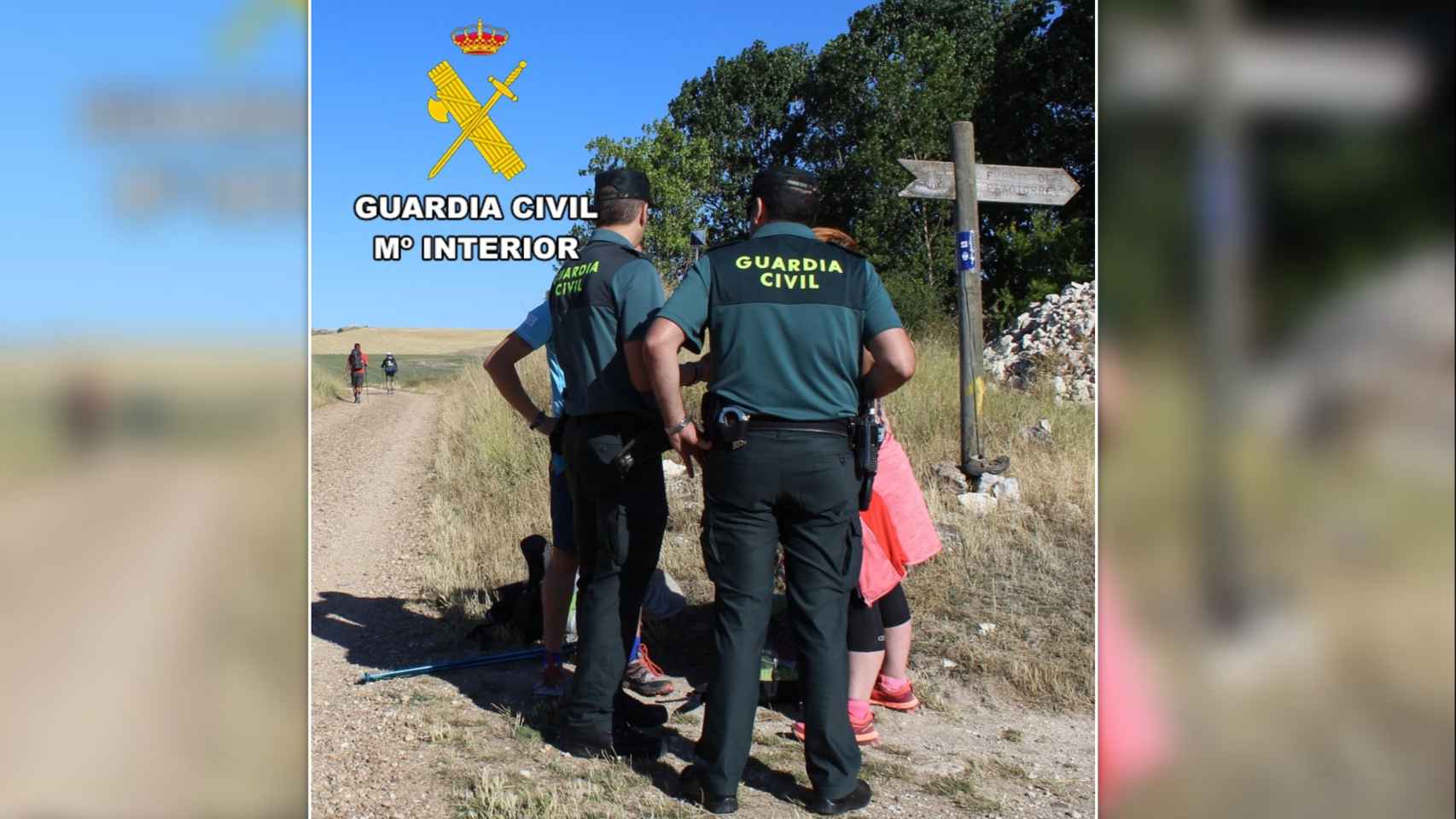 Imagen de archivos de unos agentes de la OMAP de la Guardia Civil asistiendo a una peregrina en el Camino de Santiago.