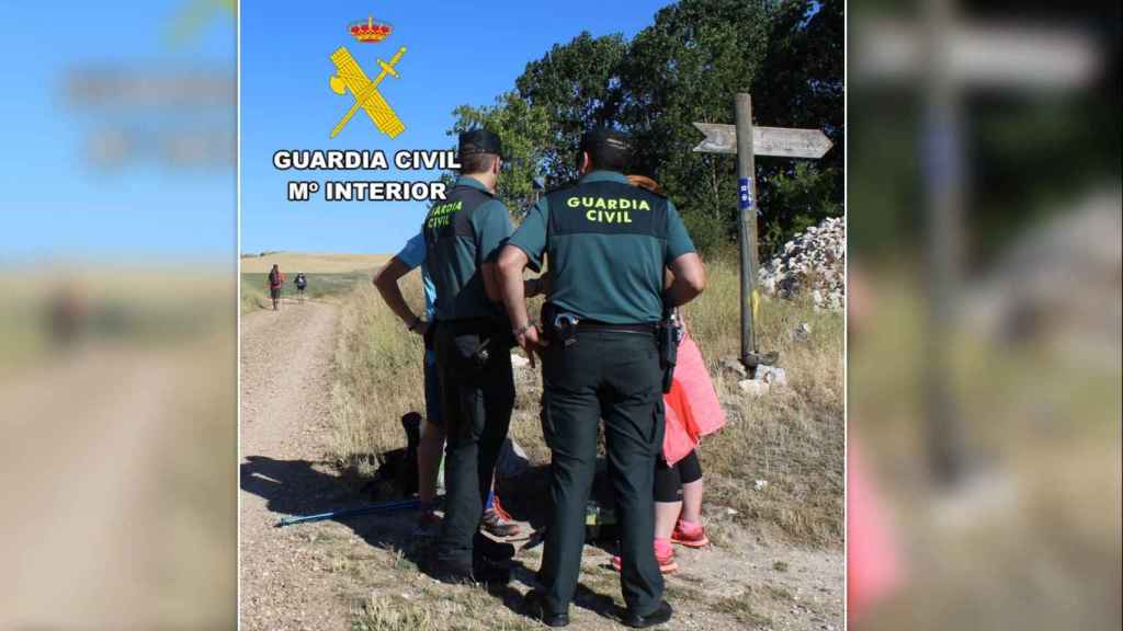 Imagen de archivos de unos agentes de la OMAP de la Guardia Civil asistiendo a una peregrina en el Camino de Santiago.