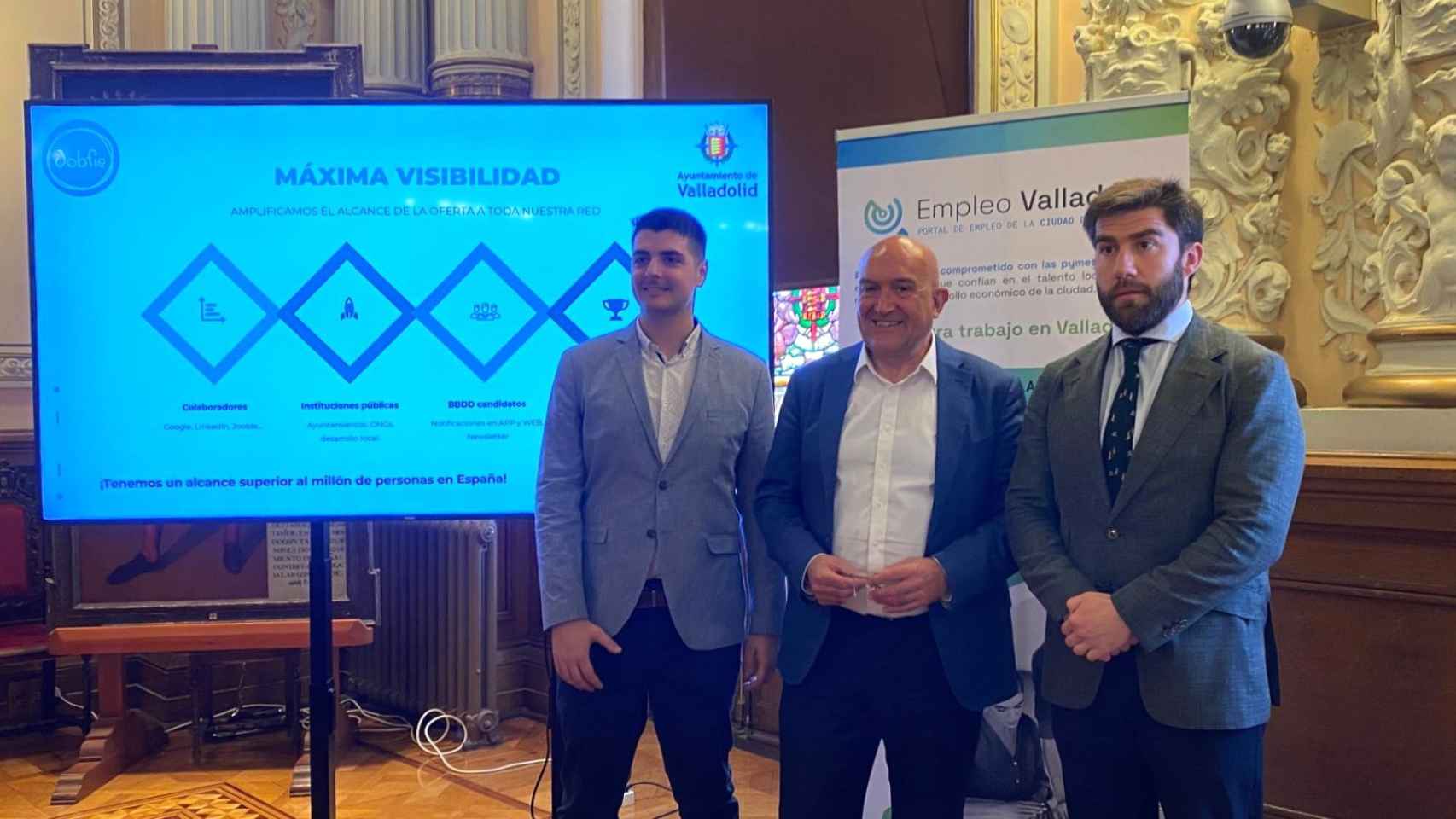 El CEO de Jobfie, Alejandro Pedrosa, el alcalde de Valladolid, Jesús Julio Carnero, y el concejal de Hacienda, Personal y Modernización Administrativa, Francisco Blanco, presentando el portal de empleo