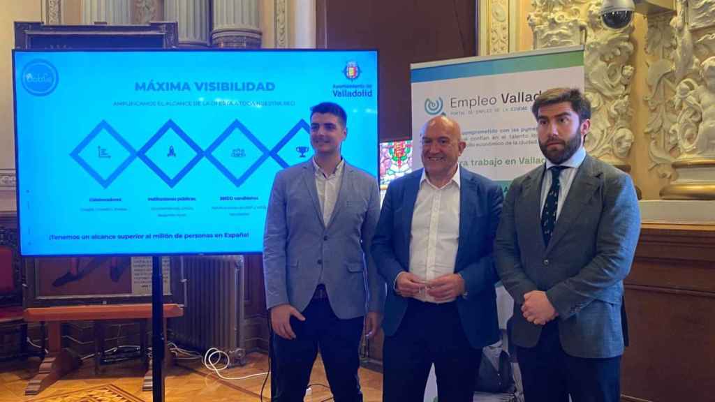 El CEO de Jobfie, Alejandro Pedrosa, el alcalde de Valladolid, Jesús Julio Carnero, y el concejal de Hacienda, Personal y Modernización Administrativa, Francisco Blanco, presentando el portal de empleo