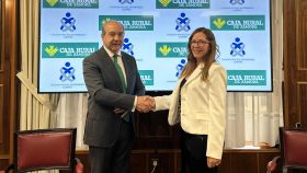 La presidenta del Colegio Oficial de Enfermería de Zamora, Patricia Miguel, y el director general de Caja Rural de Zamora, Cipriano García