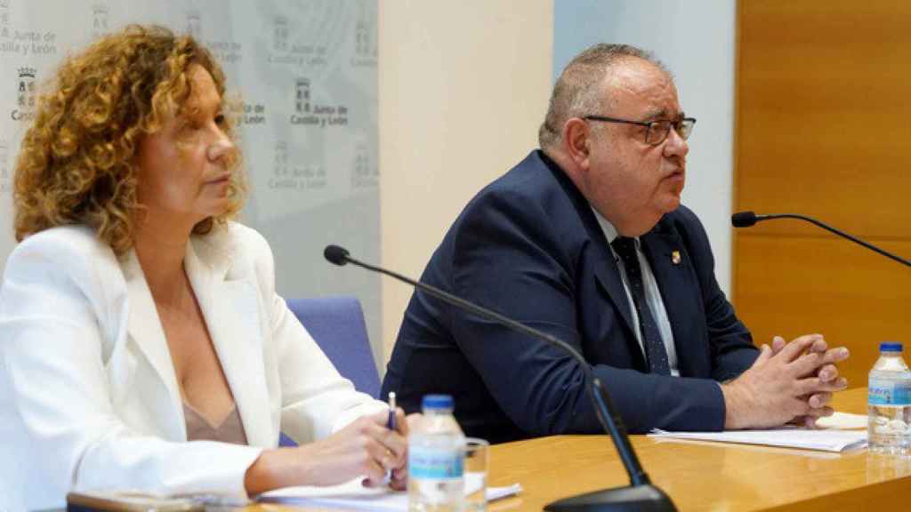 El consejero de Sanidad, Alejandro Vázquez, presenta el Plan de contingencia para la época estival de la Gerencia Regional de Salud. Le acompaña, la directora general de Asistencia Sanitaria y Humanización de Sacyl, Silvia Fernández