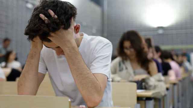 Un estudiante se frustra ante un examen.
