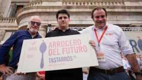 El chef Eduardo Guerrero (en el centro), ganador de TastArròs 2024.