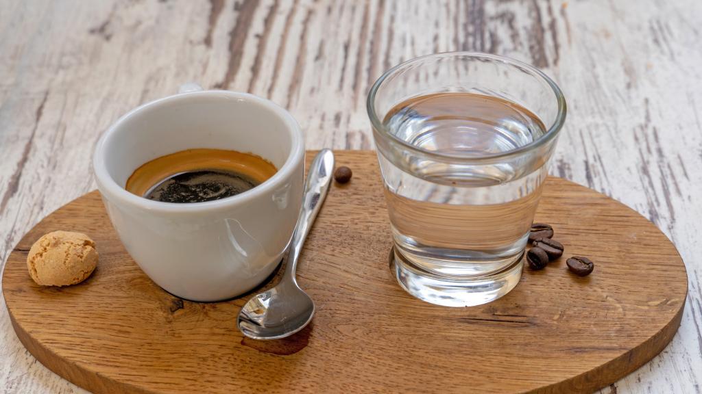 Taza de espresso y vaso de agua.