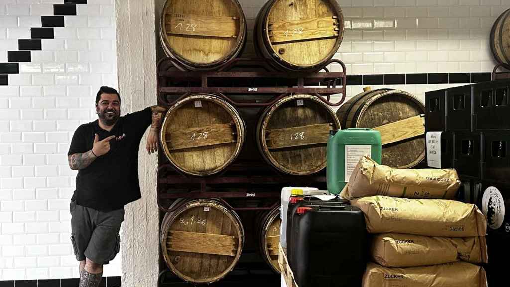 Juan Baquedano junto a las barricas de De Wilde Brouwers.