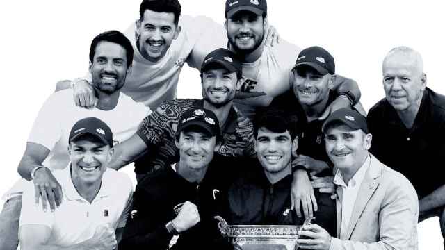 Carlos Alcaraz junto a su equipo tras ganar Roland Garros