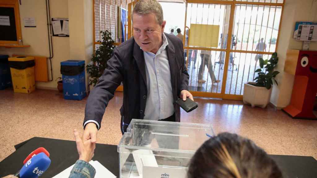 Emiliano García-Page votando en su colegio de Toledo este domingo.