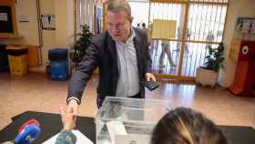Emiliano García-Page votando en su colegio de Toledo este domingo.