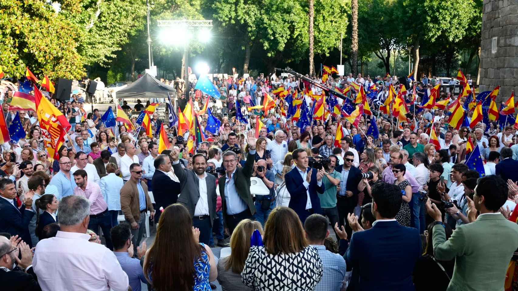 Paco Núñez y Alberto Núñez Feijóo durante un mitin celebrado en Talavera de la Reina.