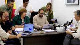 Paco Núñez, presidente del PP de Castilla-La Mancha, siguiendo los resultados electorales del 9-J.