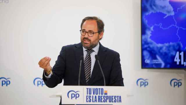 Paco Núñez, presidente del PP de Castilla-La Mancha, responde a los periodistas en Toledo.